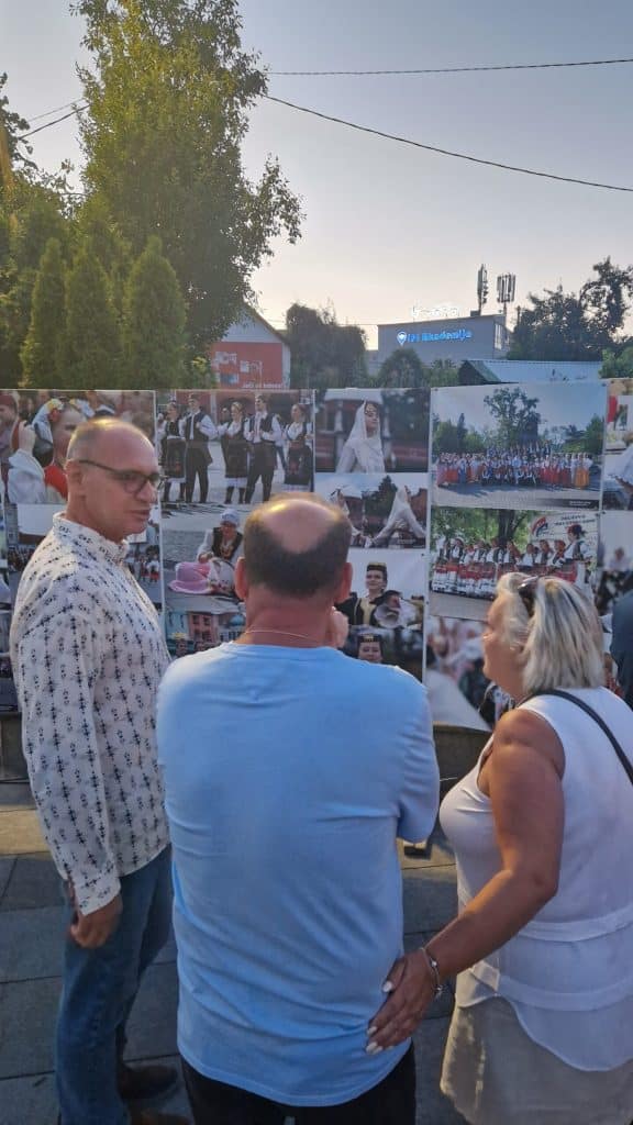 na trgu slobode otvorena izložba “narodne nošnje regiona” (foto)