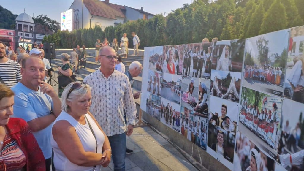 na trgu slobode otvorena izložba “narodne nošnje regiona” (foto)
