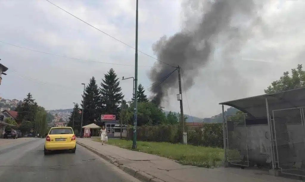 (FOTO) Naselje Buča Potok zahvaćeno crnim dimom