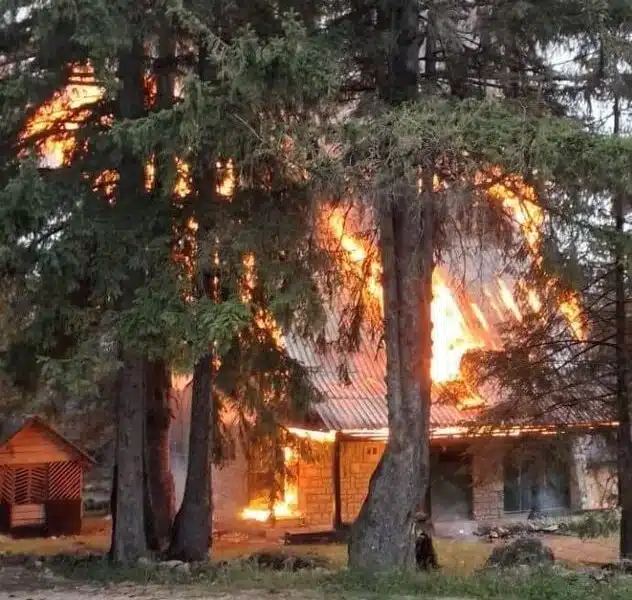 Grom pogodio vikendicu na Vlašiću
