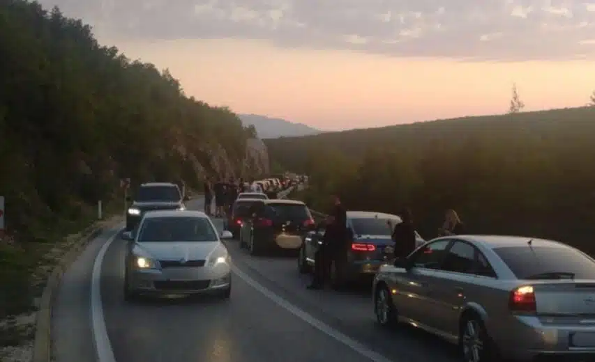 Nova tragedija na bosanskim putevima: Mladić stradao u saobraćajnoj nesreći nakon što je automobil udario u kamion, povrijeđeni također prisutni