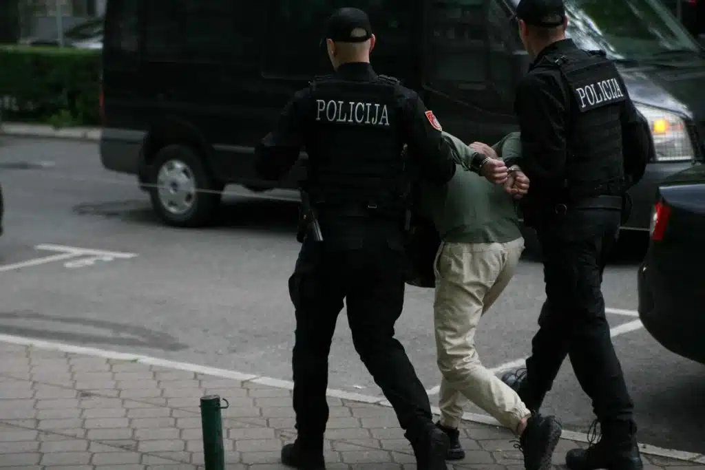 Oslobođenje – Hapšenja u Sarajevu: 51-godišnjaku i 41-godišnjaku stavljene lisice na ruke, razlog