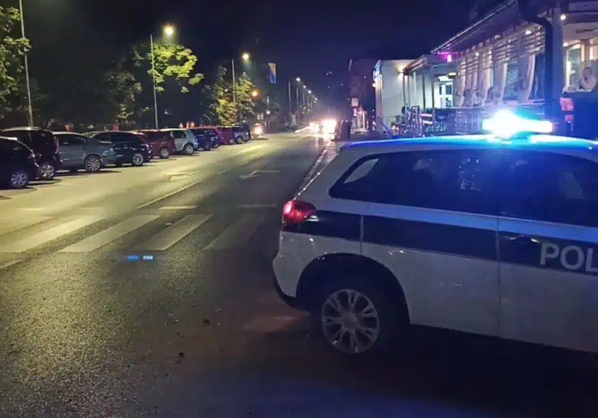Sve se moglo tragično završiti: Vozilo sletjelo sa puta, udarilo u parkirana vozila, povrijeđene dvije maloljetnice.