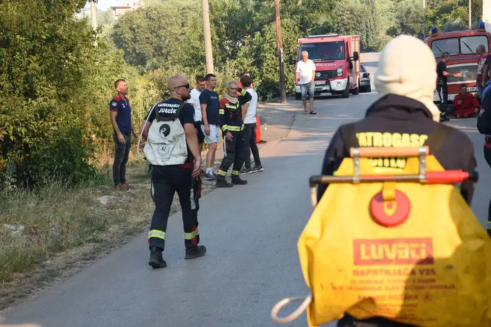 Vatrogasci iz cijele Hercegovine stigli u pomoć gašenju požara na Križevcu – TNTportal.ba