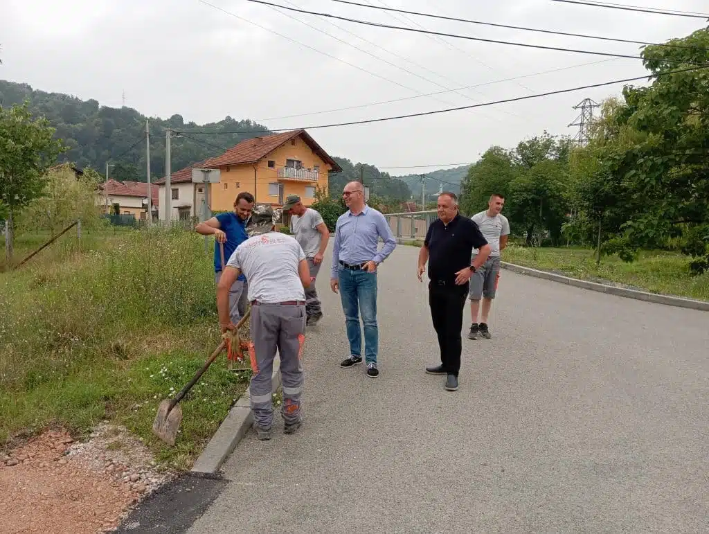 Završeno asfaltiranje puta u tuzlanskoj Mjesnoj zajednici Solina, naselje Brđani (FOTO)