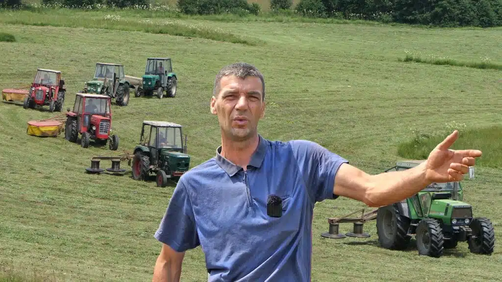 Složne komšije u selu Kute organizirale akciju košenja trave na preko 100 duluma (VIDEO)