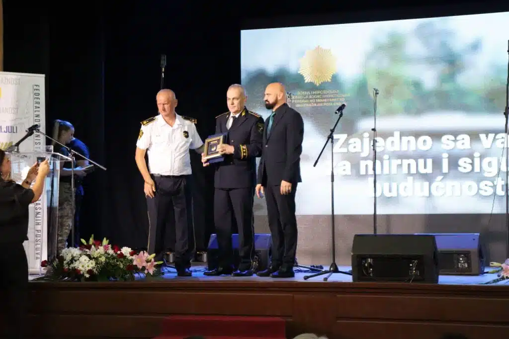 Policijskom komesaru Uprave policije MUP-a SBK/KSB uručeno priznanje Federalnog MUP-a