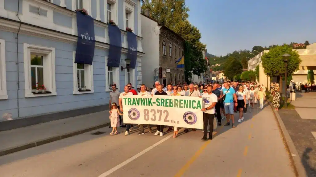 Travničani mirnom štenjom odali počast žrtvama genocida u Srebrenici (FOTO/VIDEO)