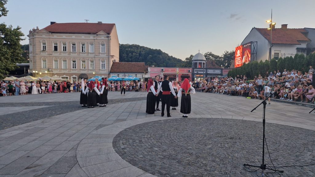 na trgu slobode otvorena izložba “narodne nošnje regiona” (foto)