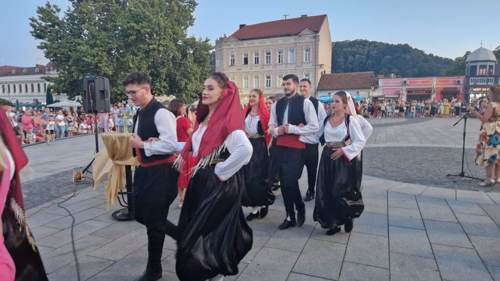 na trgu slobode otvorena izložba “narodne nošnje regiona” (foto)