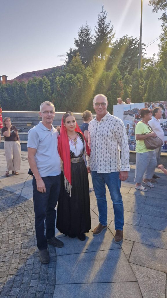 na trgu slobode otvorena izložba “narodne nošnje regiona” (foto)