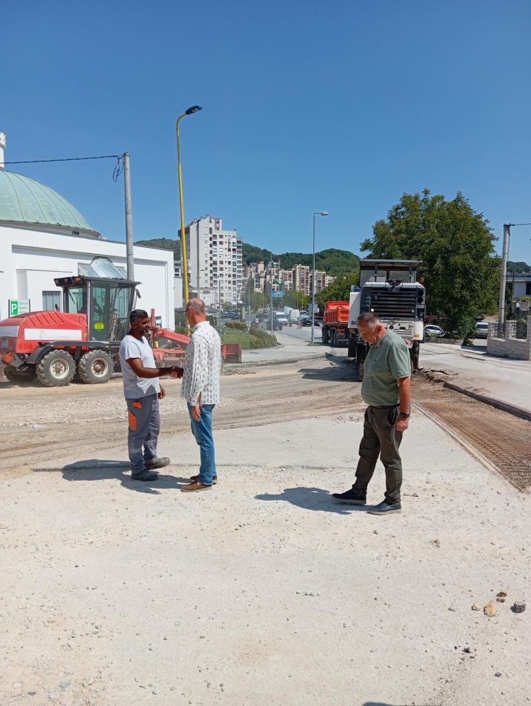 (FOTO) U MZ Ši Selo radovi na asfaltiranju u završnoj fazi, uskoro postavljanje kružnog toka (foto) u mz ši selo radovi na asfaltiranju u završnoj fazi, uskoro postavljanje kružnog toka
