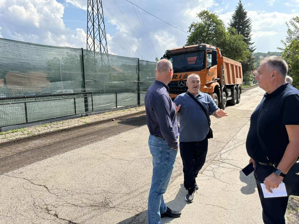 gradonačelnik lugavić obišao radove na rekonstrukciji puta u mz kreka (foto)