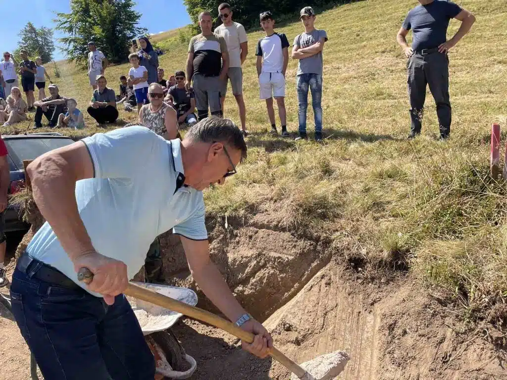 Postavljanje kamena temeljca za Borački dom na Koritima-Vesela Bukva, Mjesna zajednica Orahovica