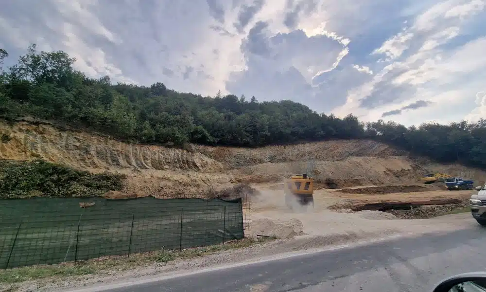 Travnička građevinska firma u samo deset dana uspješno uklonila “veliko brdo” na ulazu u Travnik
