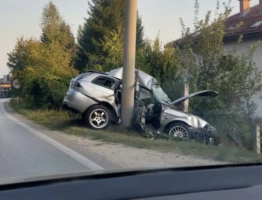 Teška prometna nesreća u Busovači: Tri osobe jedva izvučene iz smrskanog vozila!