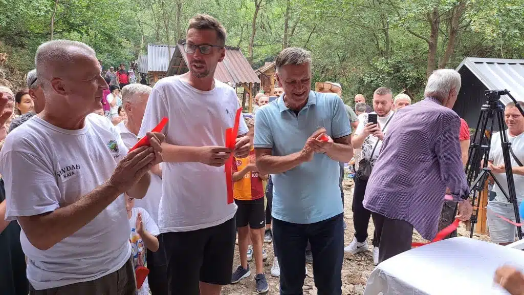 Danas je svečano na izletištu Pojske.