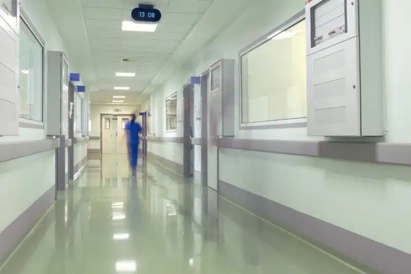 Doživio moždani udar kod ljubavnice, koja je zatražila da ga isključe s aparata