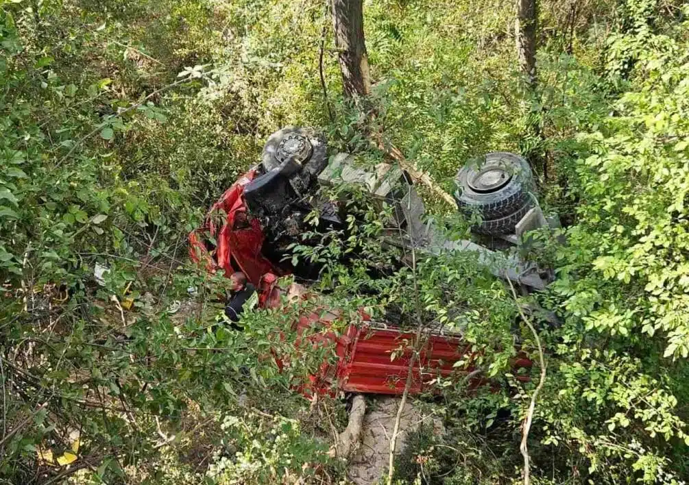 (FOTO) Teška nesreća na putu u Hercegovini: Kamion izletio s ceste prema Neretvi, kamiondžiju izvlačili vatrogasci