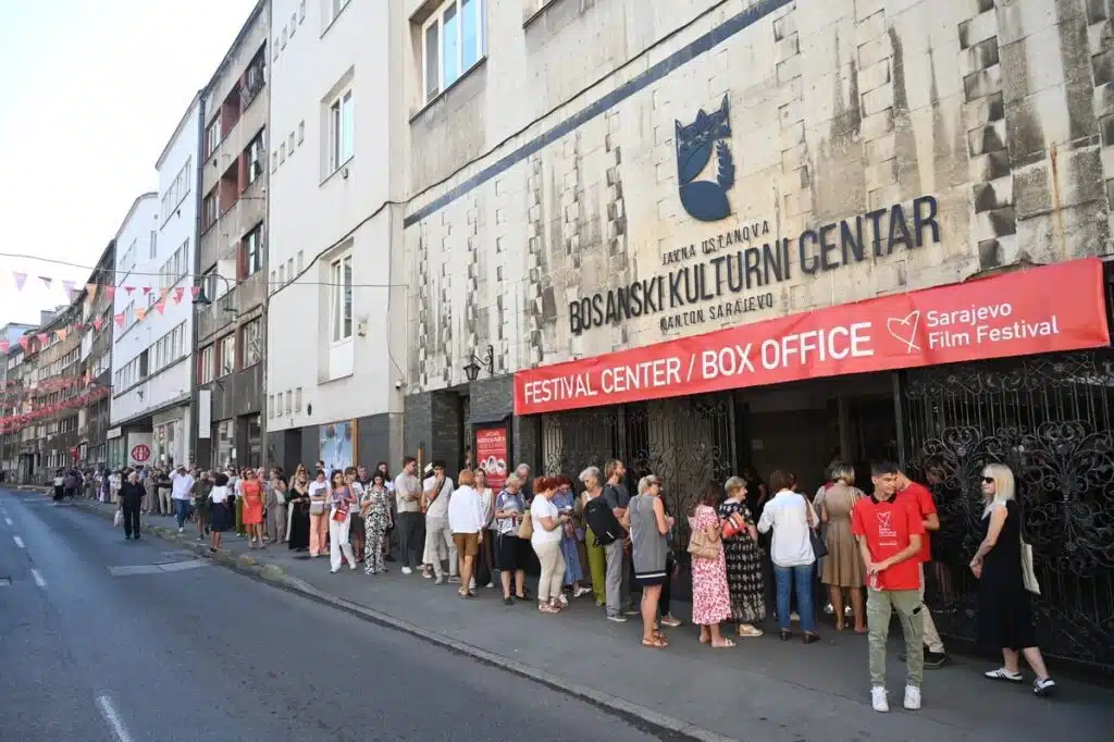 Ispred BKC-a dug red za kupovinu ulaznica za SFF