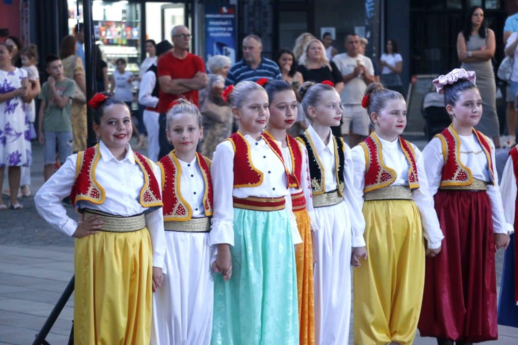 Gradonačelnik Lugavić prisustvovao koncertu folklornog ansambla “Panonija” na Trgu slobode gradonačelnik lugavić prisustvovao koncertu folklornog ansambla “panonija” na trgu slobode