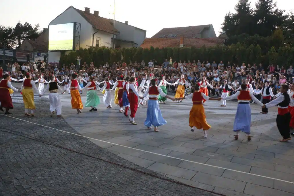 Gradonačelnik Lugavić prisustvovao koncertu folklornog ansambla “Panonija” na Trgu slobode