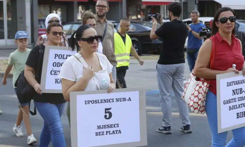 Mirna protestna šetnja uposlenika Nacionalne i univerzitetske biblioteke BiH u Sarajevu