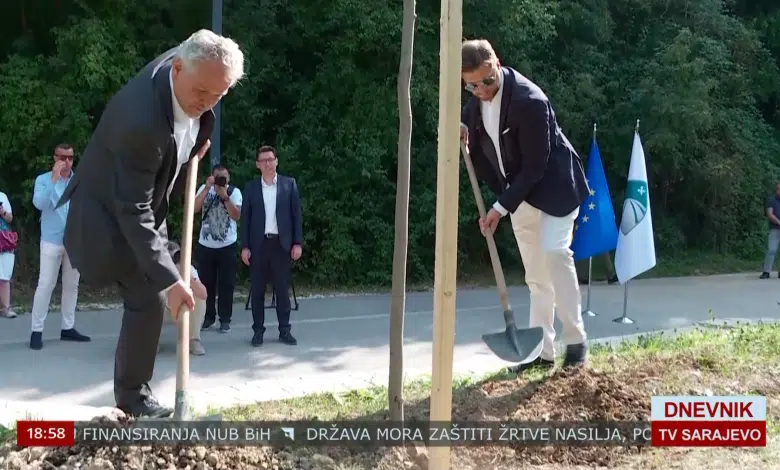 Sattler, šef Delegacije EU, i Čengić, načelnik, posadili lipu u Aleji ambasadora