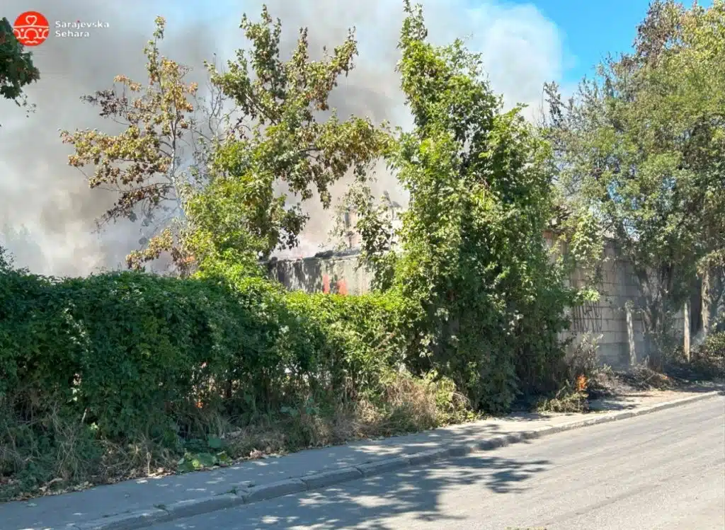 Snimljen požar na baraci na Čengić Vili 1, vatrogasci spasili zavezane kućice