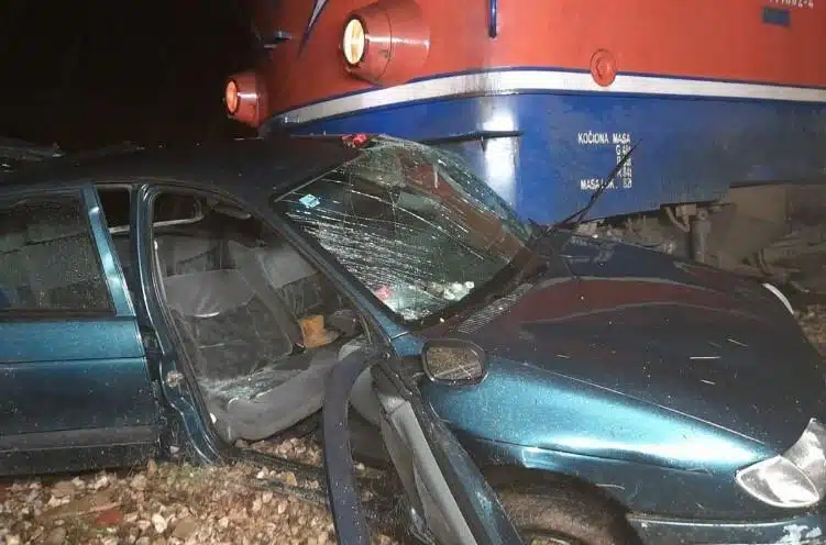 Užasna nesreća kod Banje Luke: Voz udario u automobil, žena za volanom je…