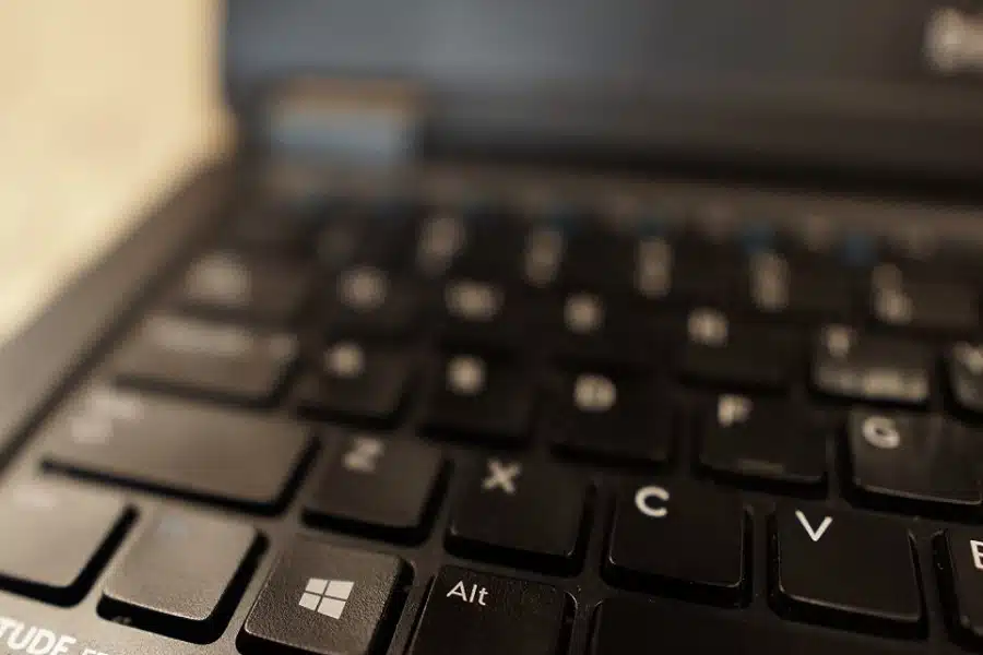 VEĆINA NAS OVO RADI: Navika koja može ugroziti laptop i izazvati ozbiljne posljedice