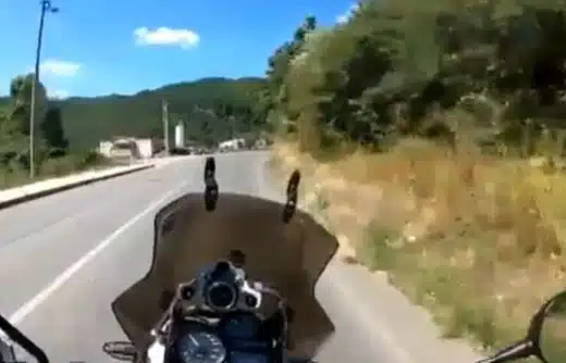 (VIDEO) “Kako čovjek zadaje i razbija brzinu na motoru” – Snimanje jezivih situacija