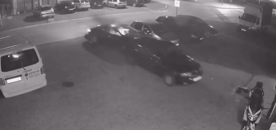 (VIDEO) Rastrojeni vozač sjeo za volan i izazvao haos u Doboju: Oštetio osam vozila i četiri izloga