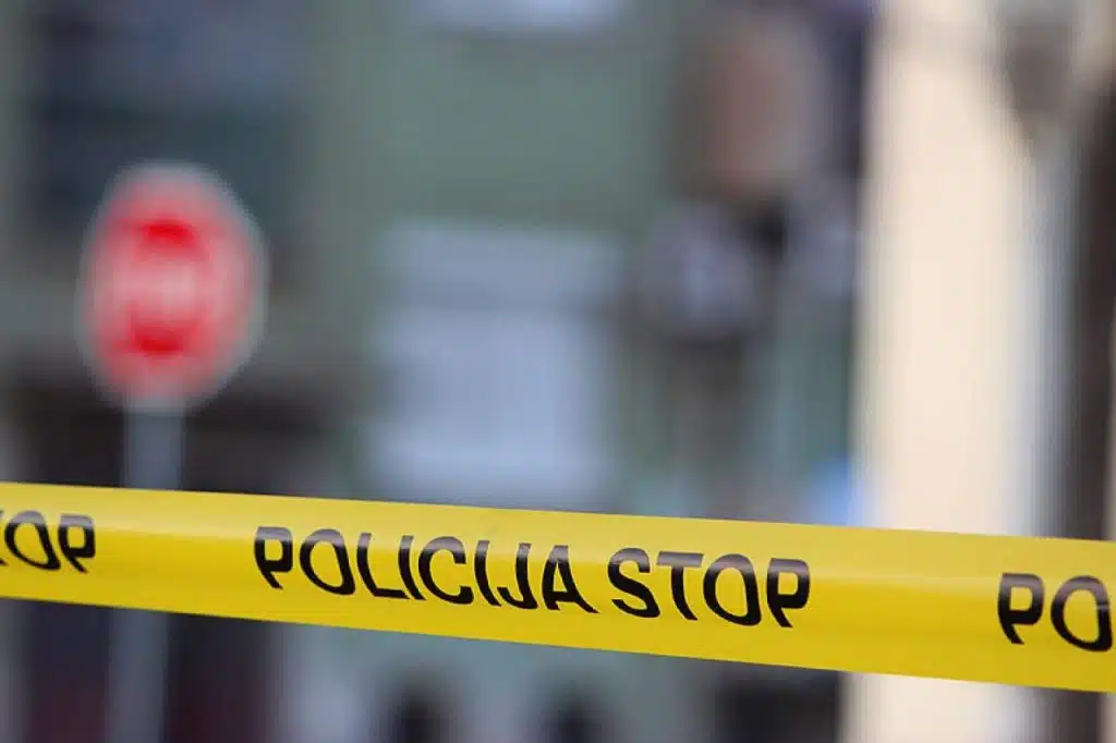 Mrtav muškarac pronađen u stanu u Kladnju, policija istražuje uzroke smrti
