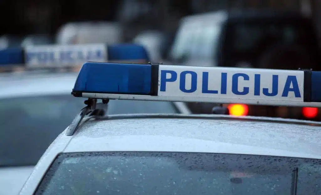 Policajci u Tuzli oduzeli ručne bombe, oružje i narkotike