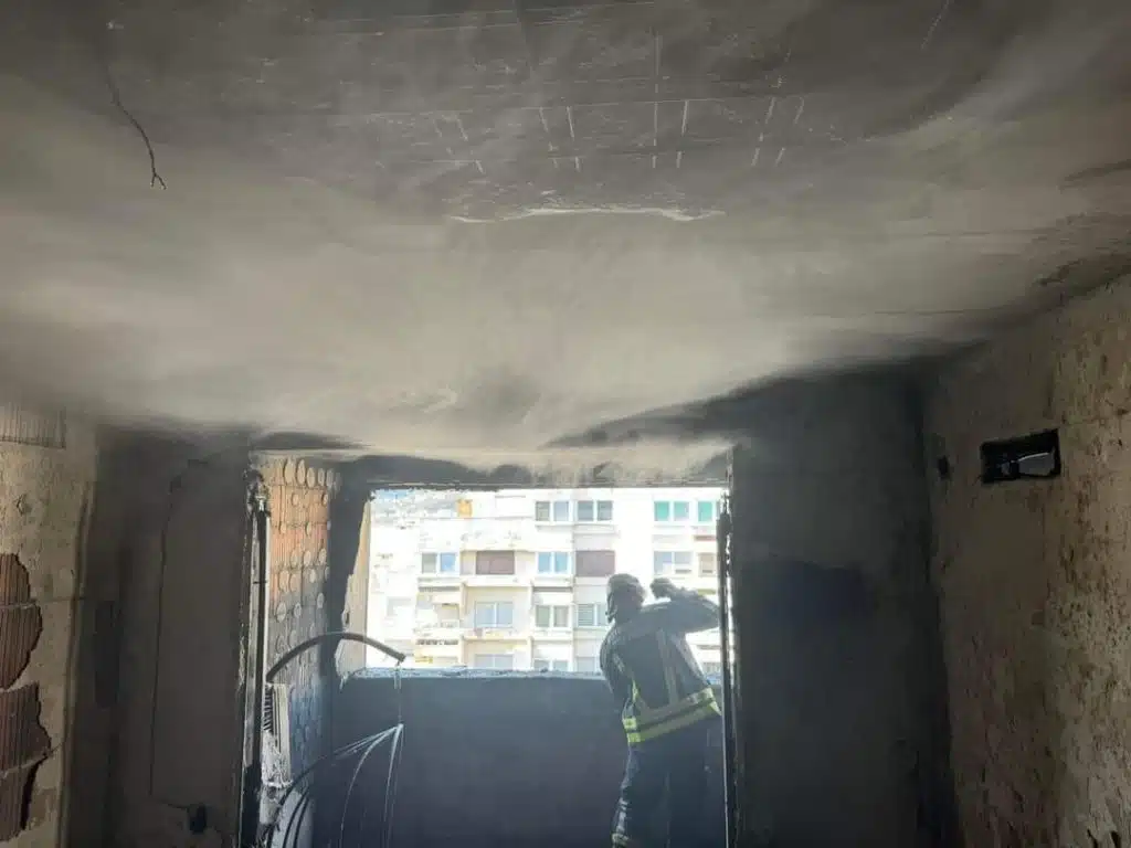 Nakon požara u zgradi u Tuzli ostalo je zgarište, vatrogasci iznemogli poslije gašenja vatre (FOTO)