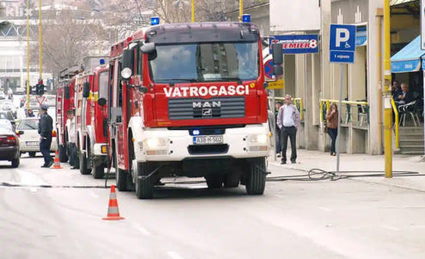 Automobil potpuno izgorio nakon izbijanja požara u vožnji kod Kladnja
