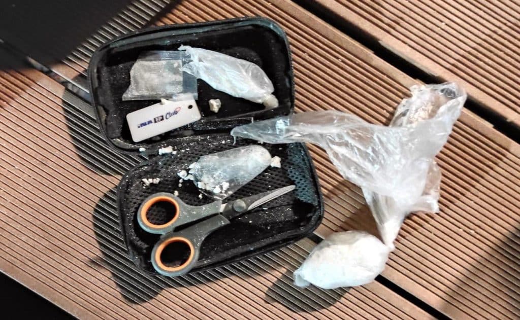 u dobošnici pronađena veća količina opojnih droga, jednom licu oduzeta sloboda (foto)