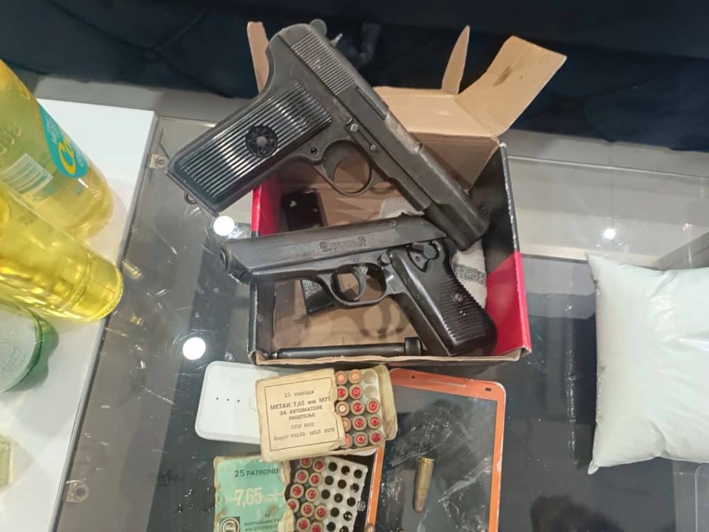 u dobošnici pronađena veća količina opojnih droga, jednom licu oduzeta sloboda (foto)