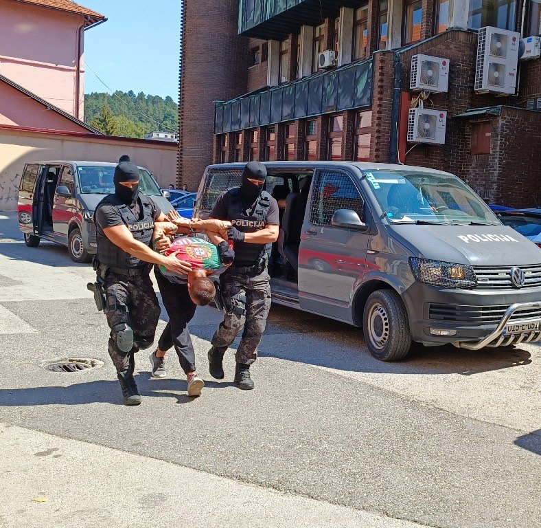(FOTO)Akcija Uprave policije MUP TK – izvršeni pretresi na 10 lokacija, 5 lica lišeno slobode (foto)akcija uprave policije mup tk – izvršeni pretresi na 10 lokacija, 5 lica lišeno slobode