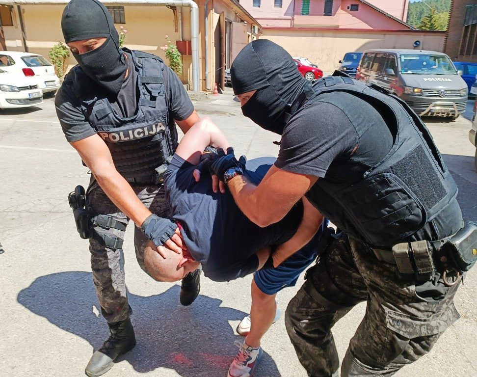 (FOTO)Akcija Uprave policije MUP TK – izvršeni pretresi na 10 lokacija, 5 lica lišeno slobode (foto)akcija uprave policije mup tk – izvršeni pretresi na 10 lokacija, 5 lica lišeno slobode