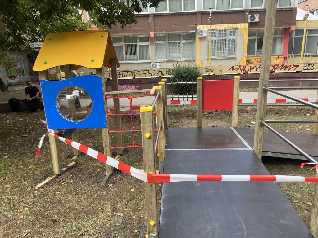 U Tuzli počeli radovi na ugradnji specijalizovane opreme na dječijim igralištima (inkluzivna oprema)