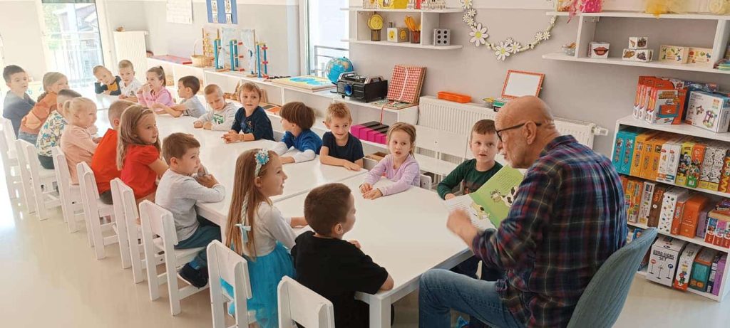Radost i užitak u Obdaništu Gs-Kids: Posjeta dramskog književnika Rusmira Agačevića-Rusa (FOTO)