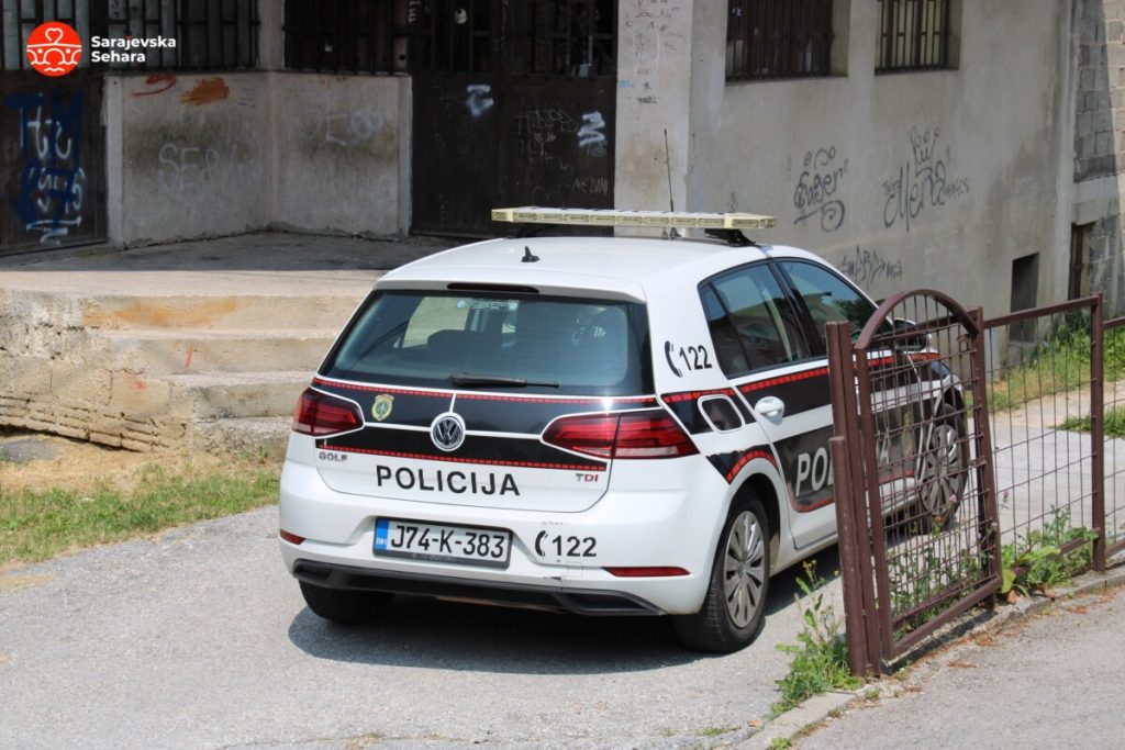 Nahorev: Pijani muškarac napao suprugu sjekirom, a zatim i dispečera ViK-a, nanijevši im povrede