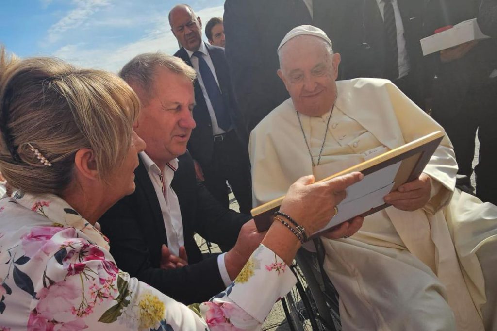 Papa primio darove iz Hrvatske i BiH i pozdrave Hrvata središnje Bosne