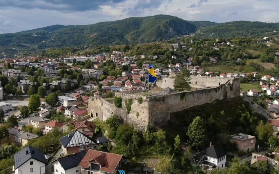 Podizanje zastave Bosne i Hercegovine na Jajačkoj tvrđavi – kao simbol jedinstva.
