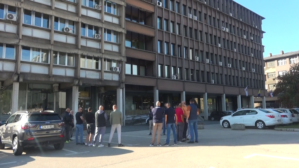 Protest zenickih taksista zbog cekanja na dozvole za obavljanje djelatnosti