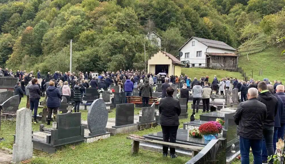 Veliki broj mještana iz fojničkih naselja pogođenih poplavama prisustvovao sahrani Ranka Oroza: Bujica ga odnijela dok je bio u vozilu