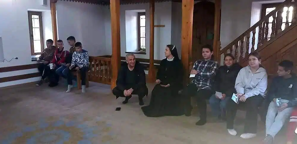 SREDNJA BOSNA: Časna sestra sa svojim učenicima posjetila “Atik” džamiju