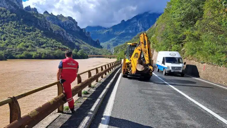 Put od Konjica prema Jablanici ponovo blokiran, prolaze samo vozila interventnih službi